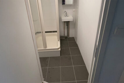 badkamer met grijze betonkleur tegels