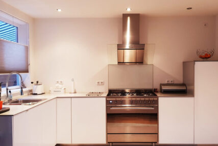 Luxe moderne keuken met rvs en witte kasten